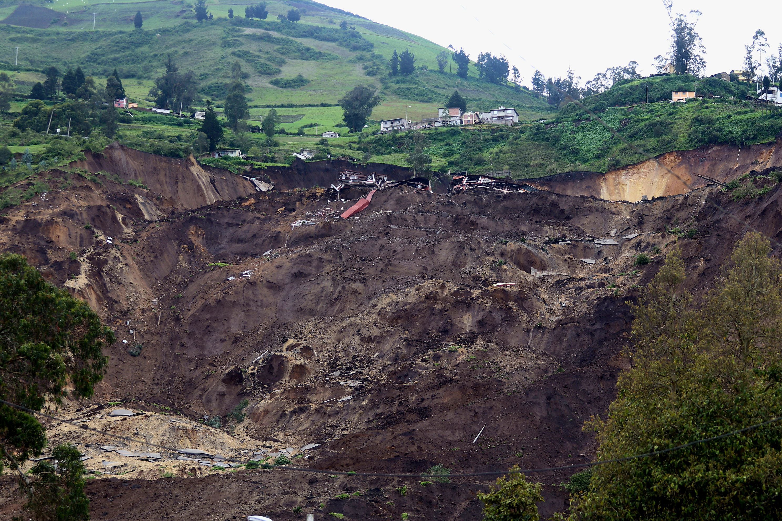 Varios deslizamientos de tierra en Quito causan cierres viales | Ecuador | Noticias | El Universo